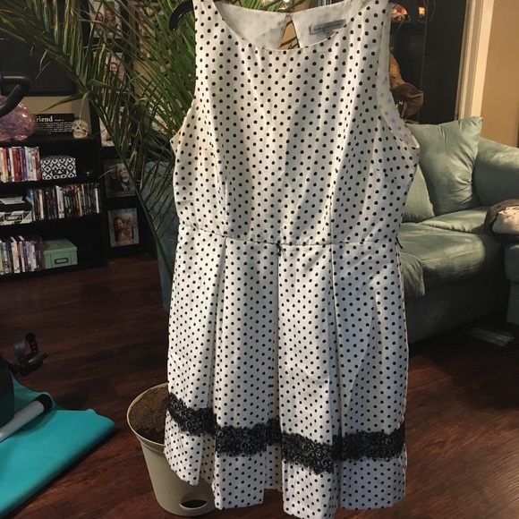Dresses & Skirts - ❤️ Fit & Flare polka dot dress w/lace